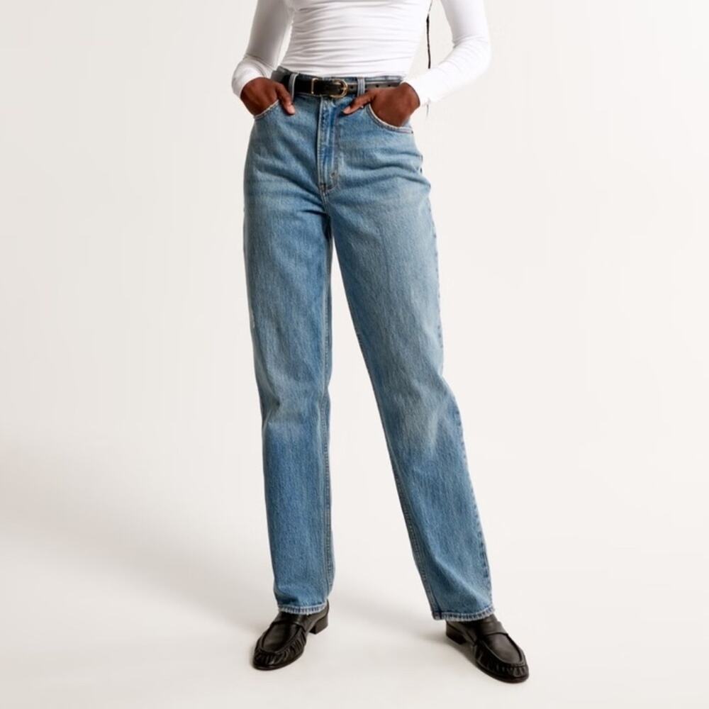 Abercrombie Ultra High Rise 90s Straight Jean in Medium Wash Size 26 Gently Used